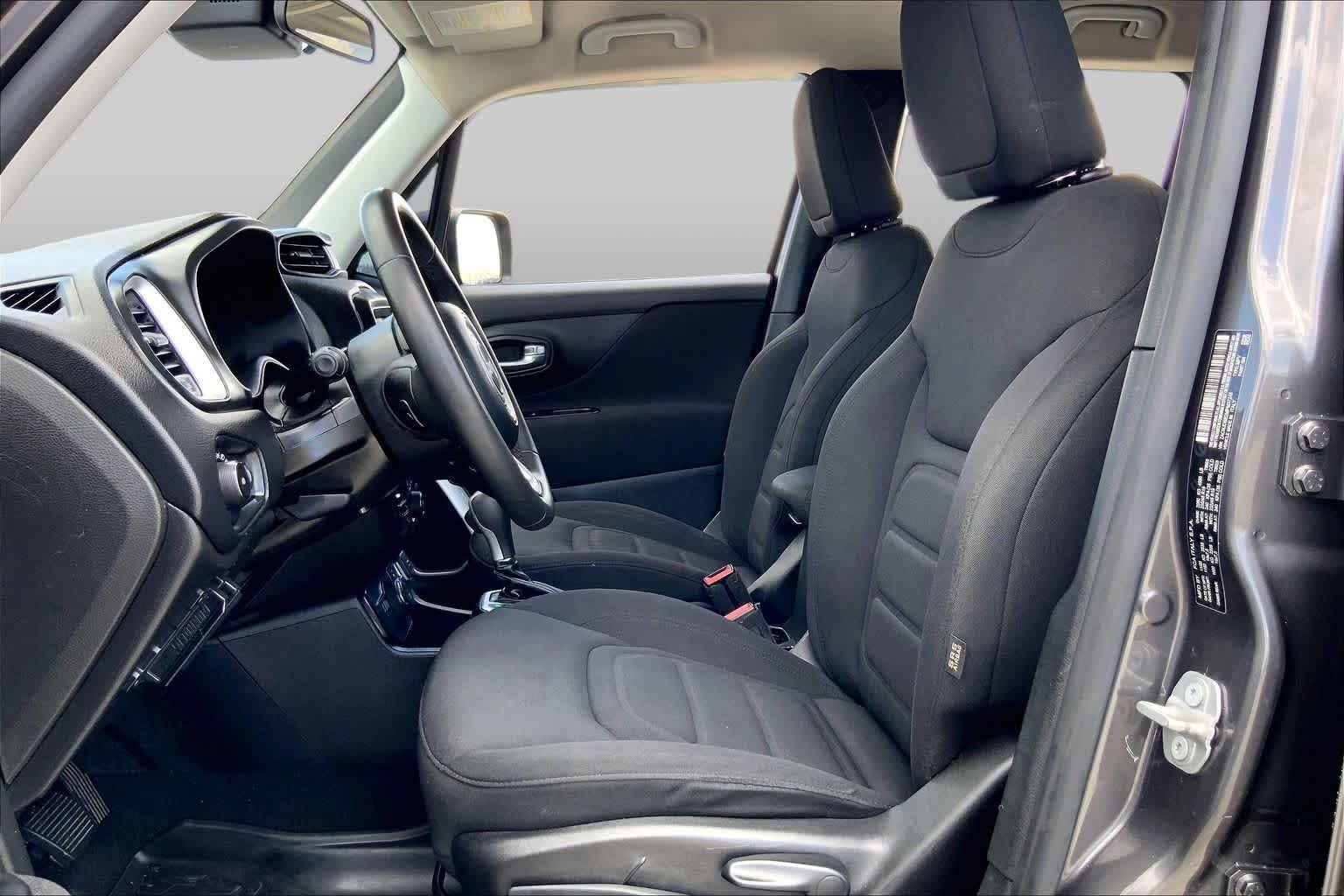 Used 2021 Granite Crystal Metallic Clearcoat Jeep Latitude image 8