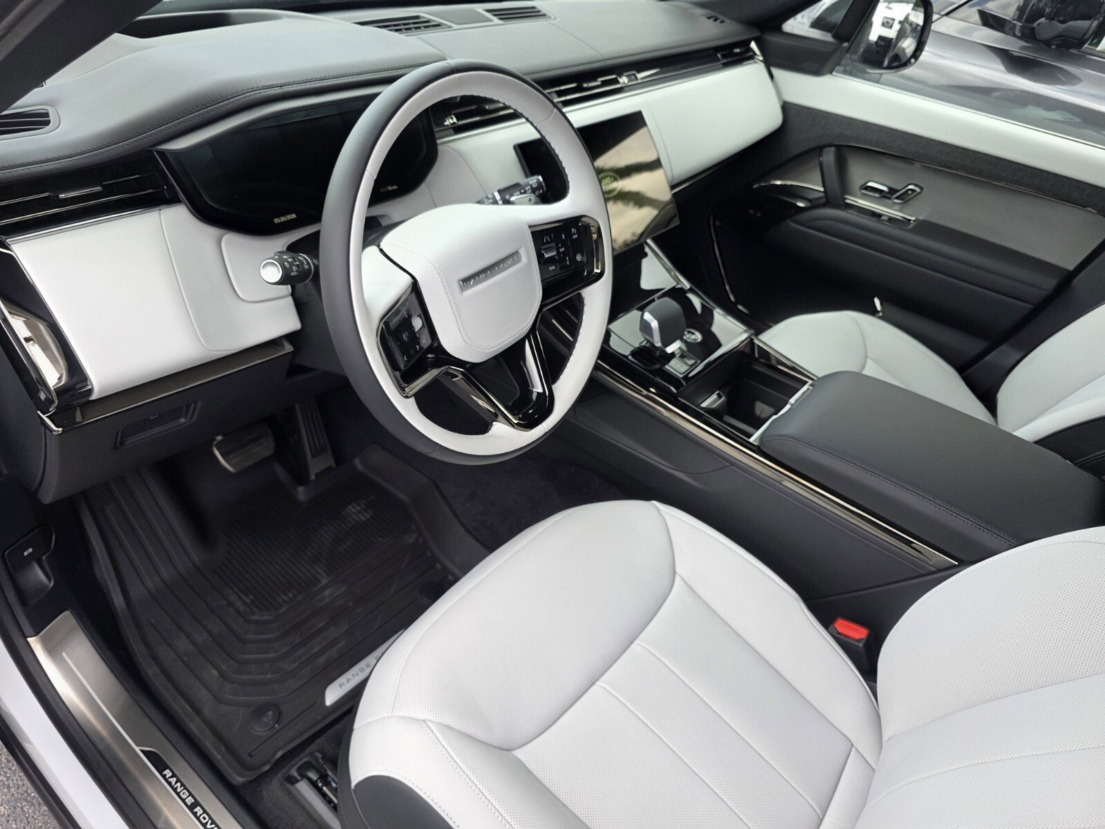 New 2026 Fuji White Land Rover P400 Dynamic SE image 11