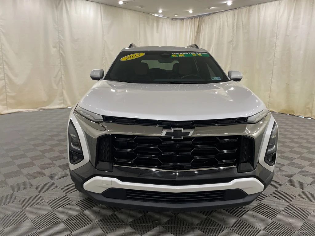 Certified Used 2025 Iridescent Pearl Tricoat Chevrolet AWD ACTIV image 3