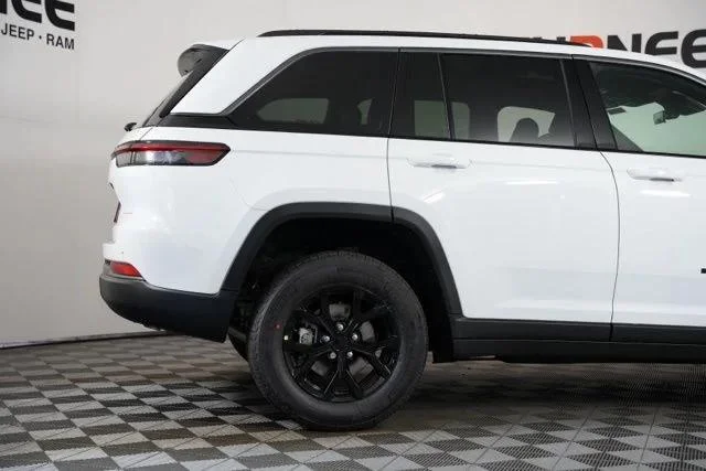 New 2026 Bright White Clear-Coat Exterior Paint Jeep Laredo image 40