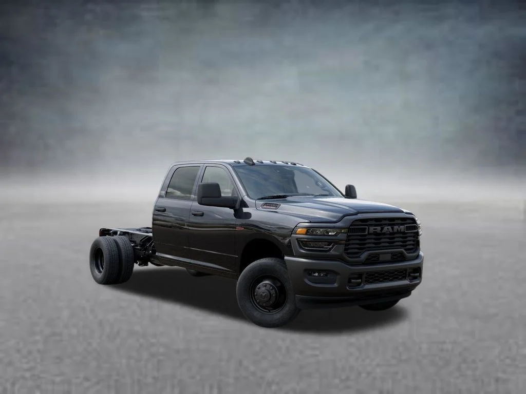 New 2026 Diamond Black Crystal Pearl-Coat Exterior Paint RAM Tradesman image 5