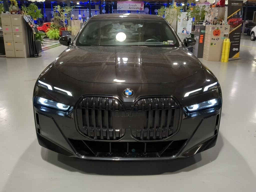 Used 2023 Black BMW 760i xDrive image 3