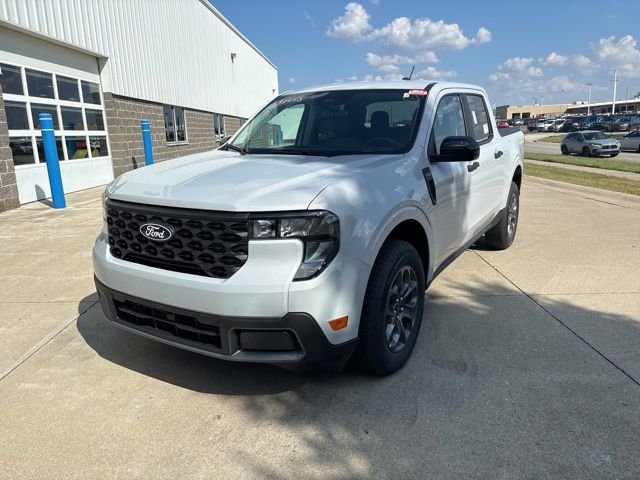 New 2025 Space White Metallic Ford XLT image 3