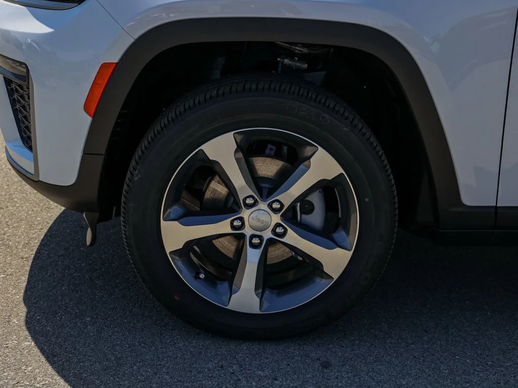 New 2026 Bright White Clear-Coat Exterior Paint Jeep Limited image 10