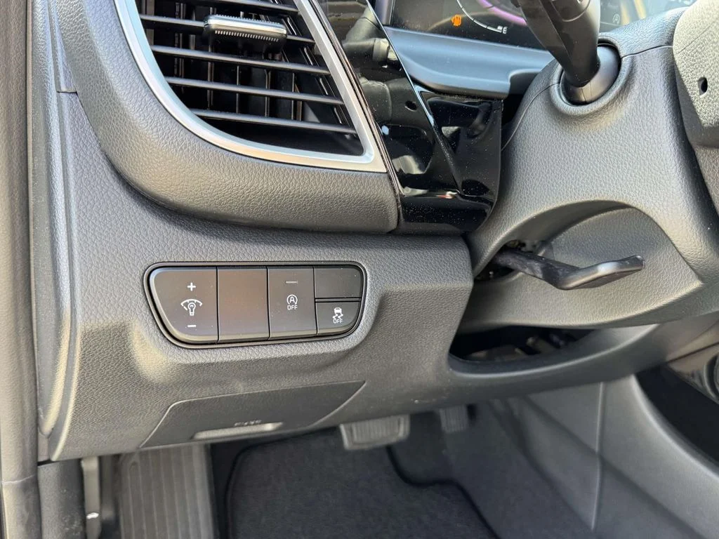 Used 2026 White Kia S image 28