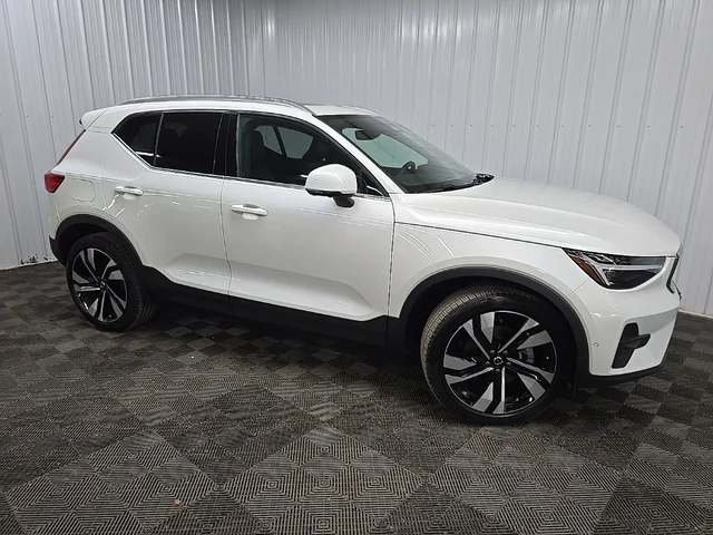 2025 Volvo XC40 B5 Plus Bright Theme