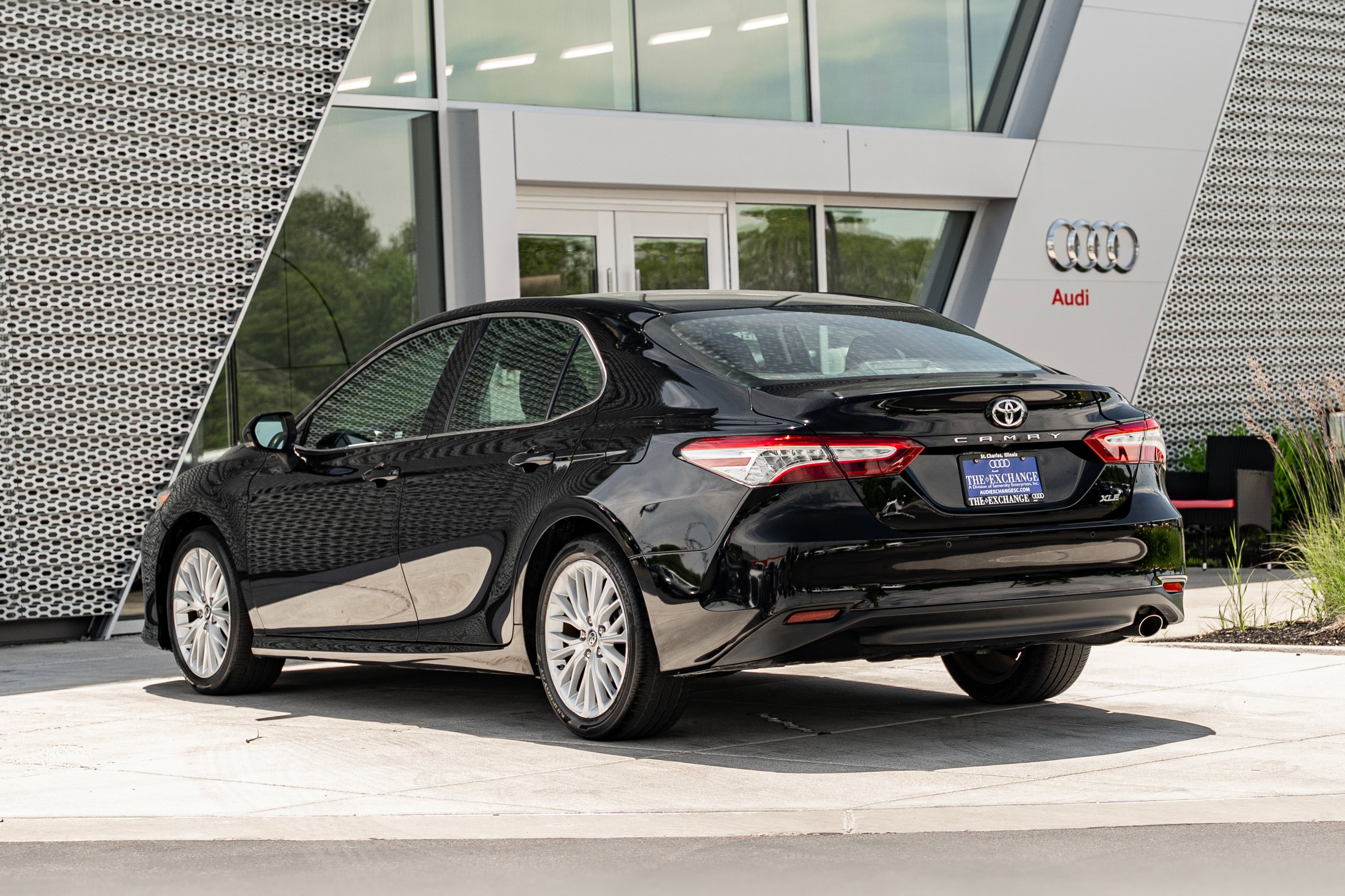 Used 2018 Midnight Black Metallic Toyota XLE image 5