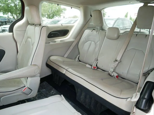 Used 2021 Velvet Chrysler Limited image 18