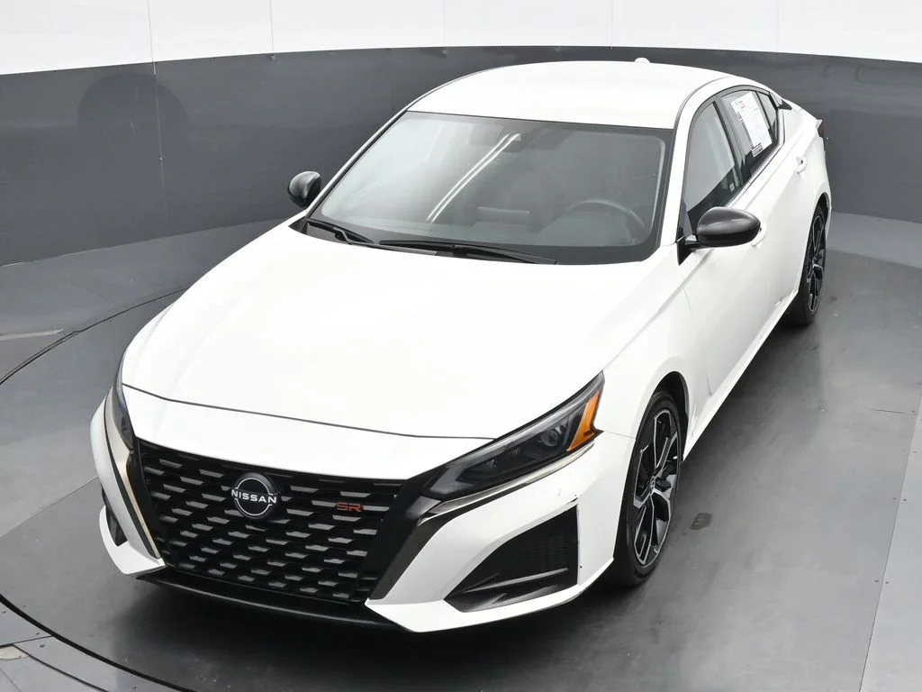 Used 2025 White Nissan 2.5 SR image 17