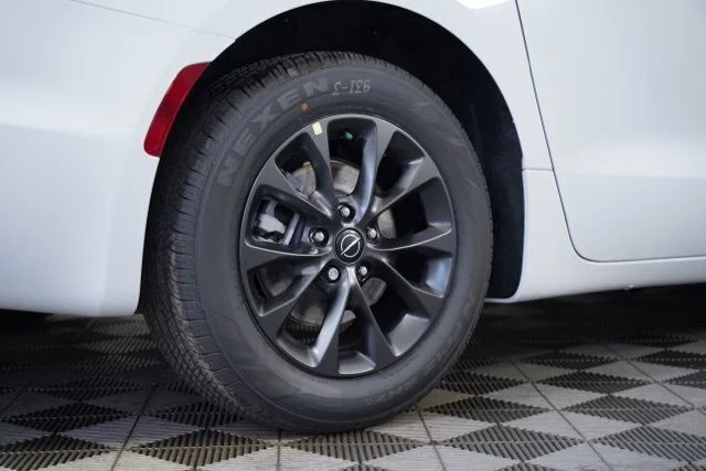 2025 Chrysler Pacifica Select - Photo 32