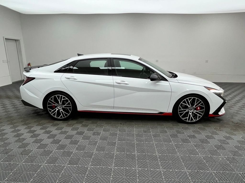 Used 2022 White Hyundai Base image 8