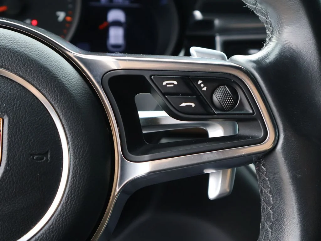 Used 2018  Porsche Base image 29