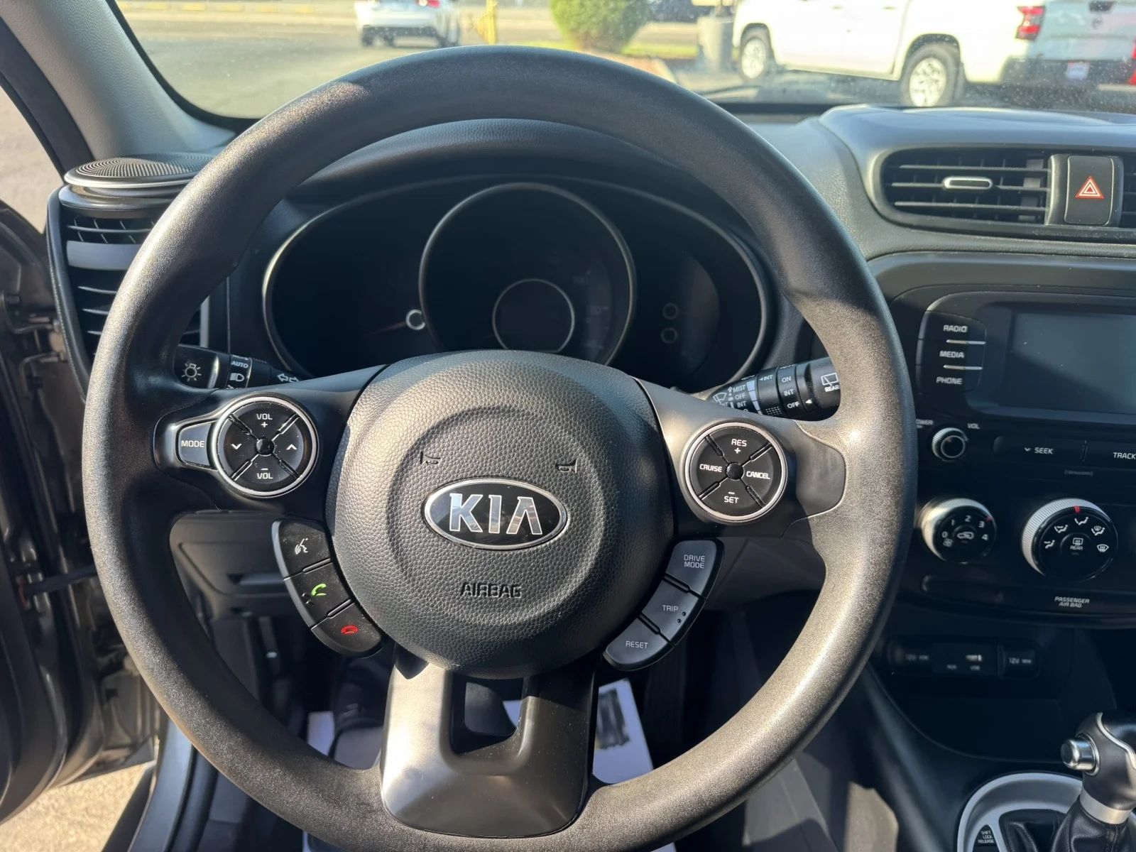 Used 2019 grey Kia Base image 15