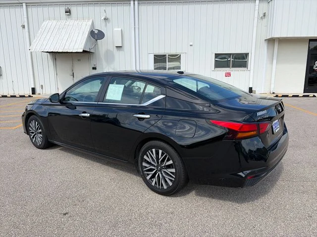 Used 2025 Super Black Clearcoat Nissan 2.5 SV image 5