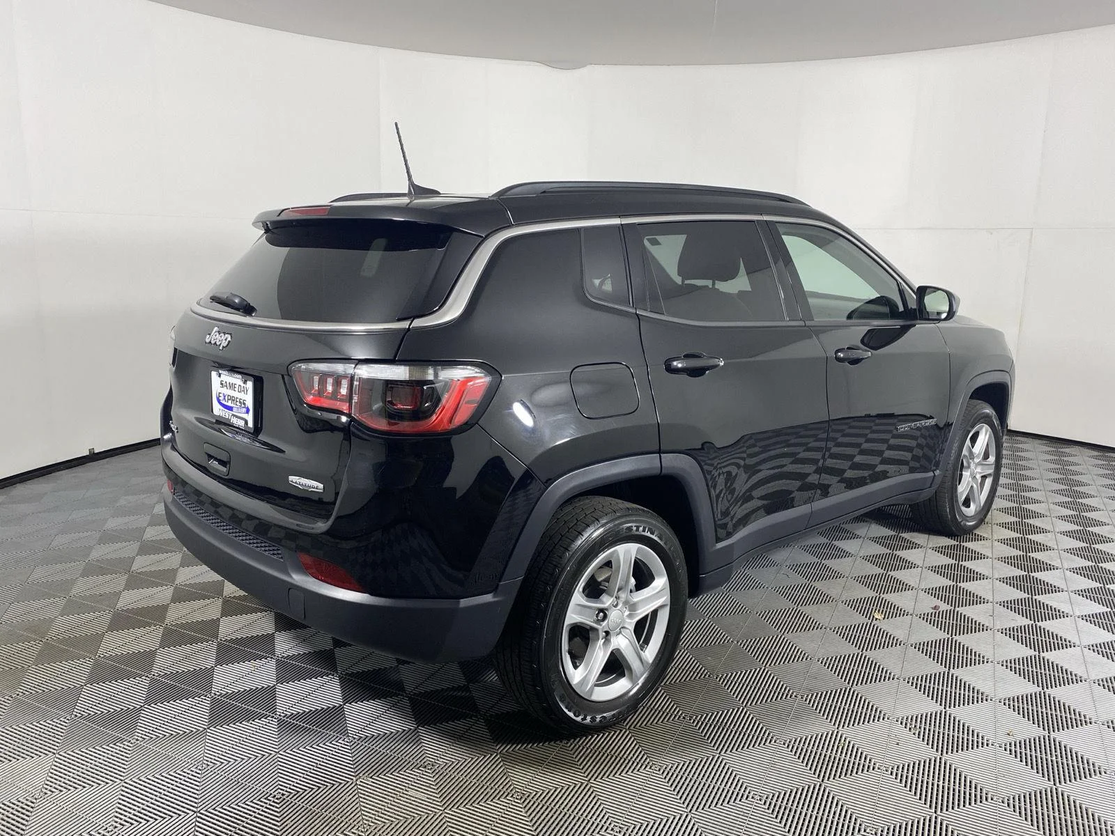 Used 2023 Diamond Black Crystal Pearlcoat Jeep Latitude image 5