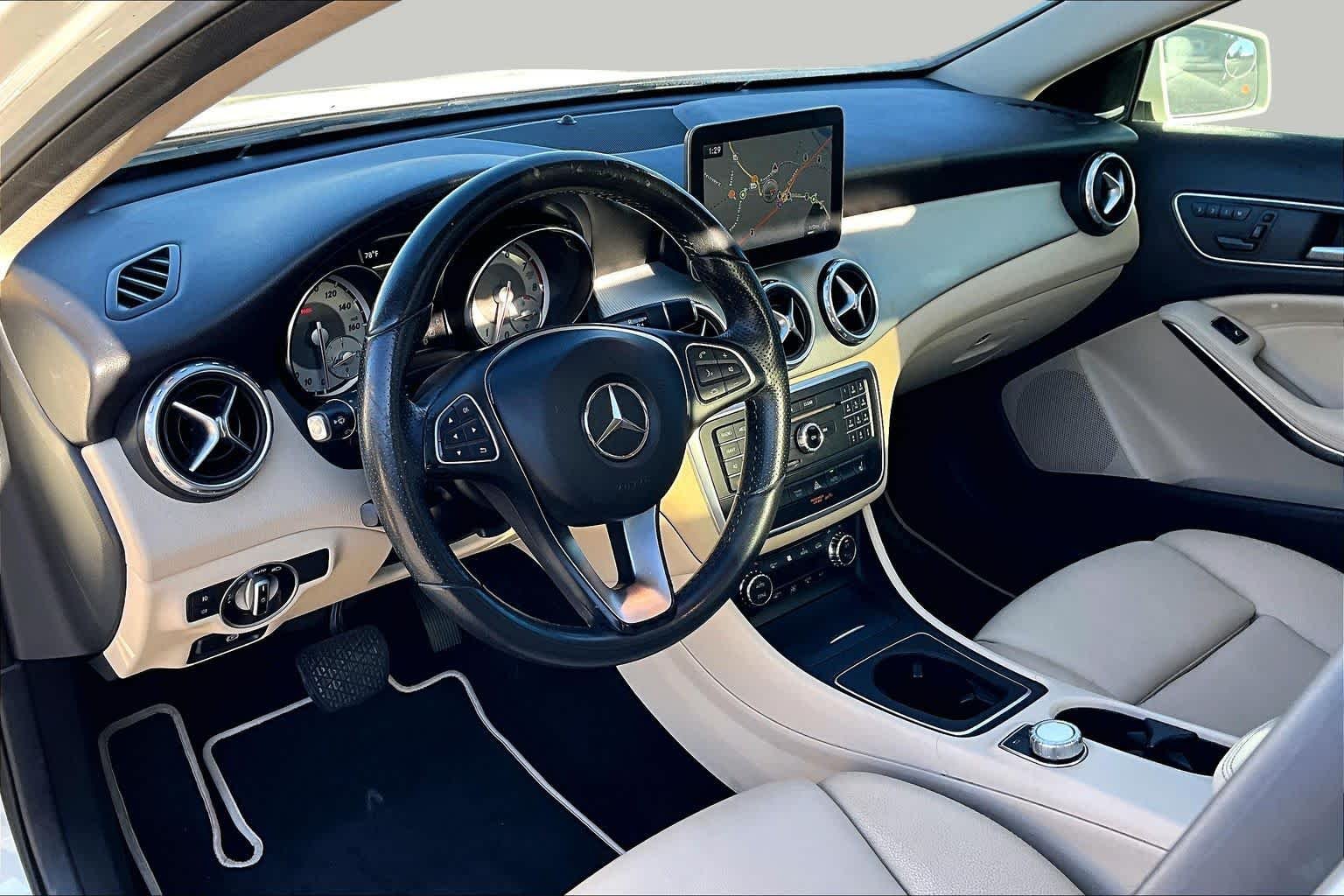 Used 2017 Cirrus White Mercedes-Benz GLA 250 image 18