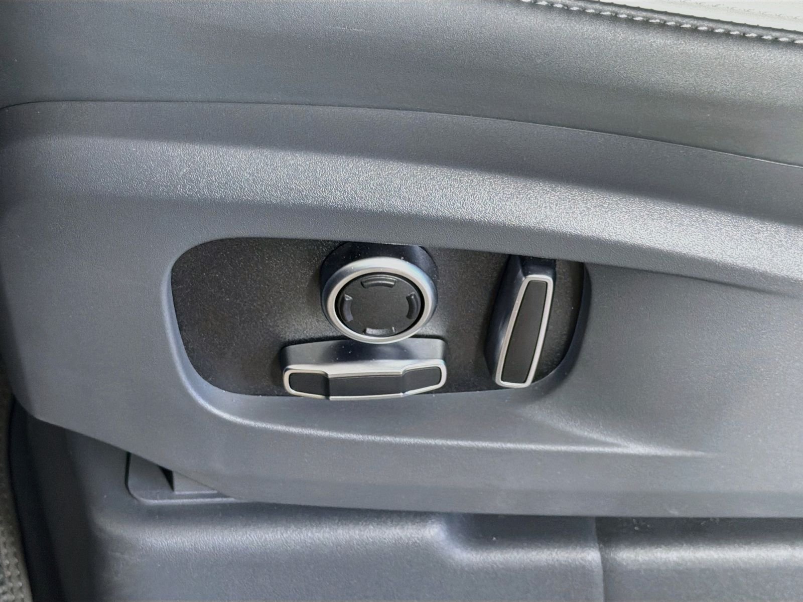 Used 2025 Carpathian Gray Premium Metallic Land Rover S image 24