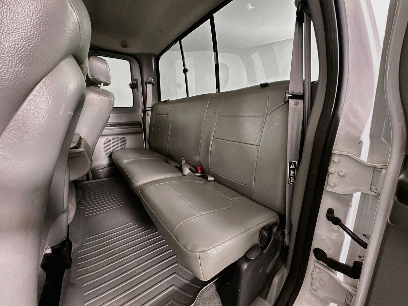 Used 2004 Oxford White Clearcoat Ford Lariat image 22