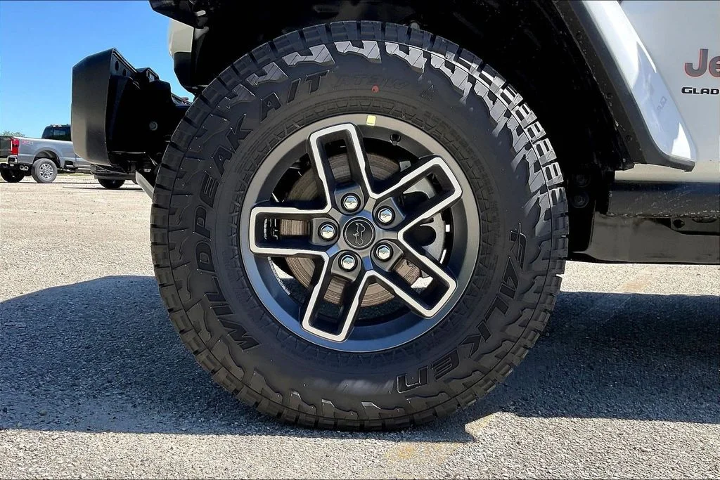 New 2026 Bright White Clear-Coat Exterior Paint Jeep Mojave image 10
