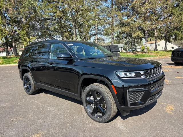 New 2026 Diamond Black Crystal Pearl-Coat Exterior Paint Jeep Limited image 2