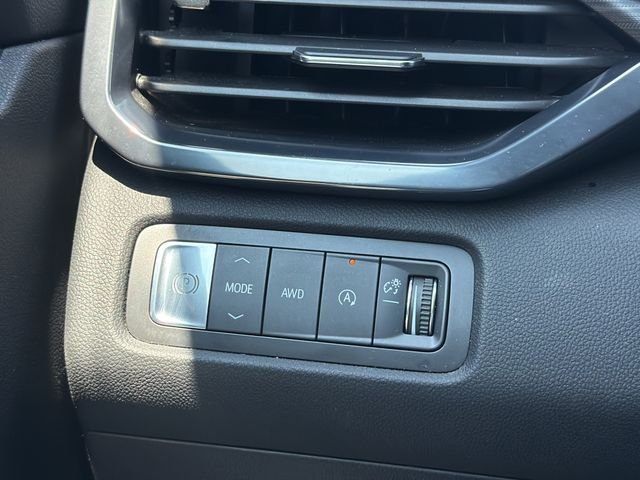 Used 2025 White GMC AT4 image 24