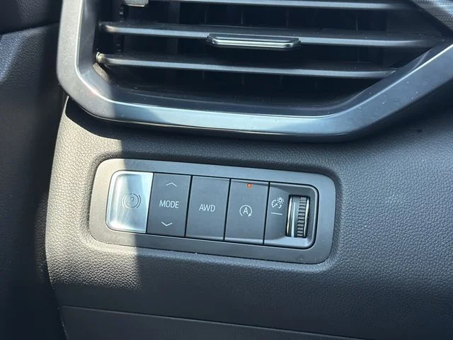Used 2025 White GMC AT4 image 24