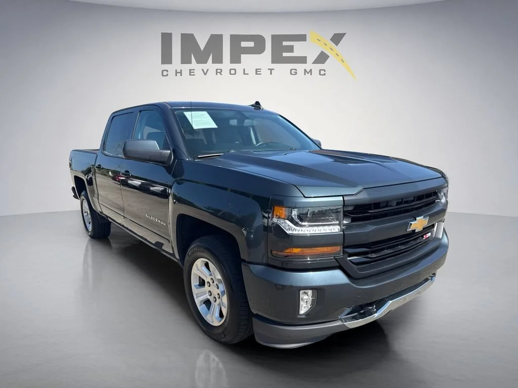 Used 2017 GRAPHITE METALLIC Chevrolet LT image 7