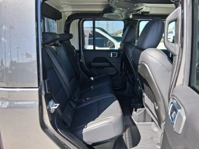 New 2026 Granite Crystal Metallic Clearcoat Jeep Sahara image 24