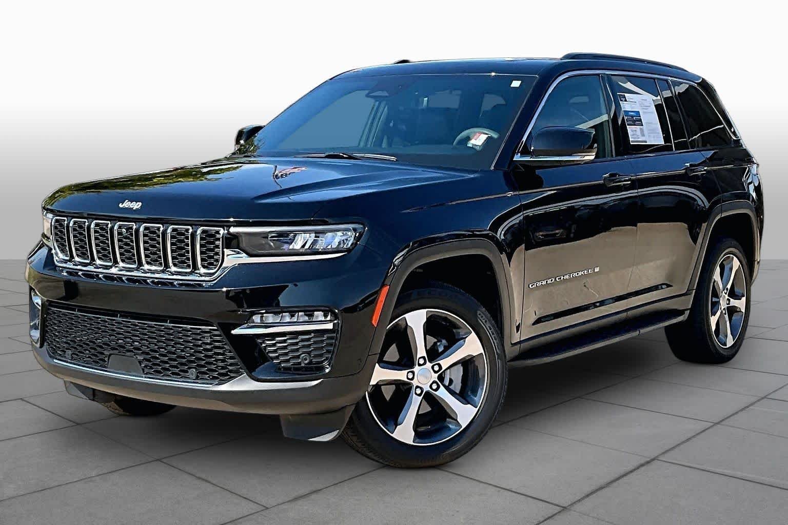 Used 2025 Diamond Black Crystal Pearlcoat Jeep Limited image 3