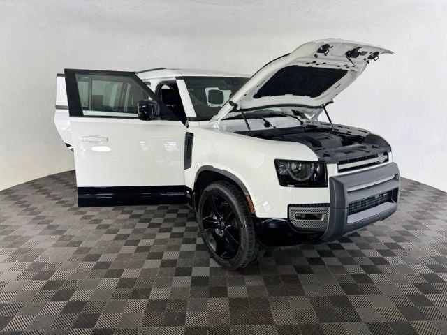 Used 2022 White Land Rover X-Dynamic HSE image 12