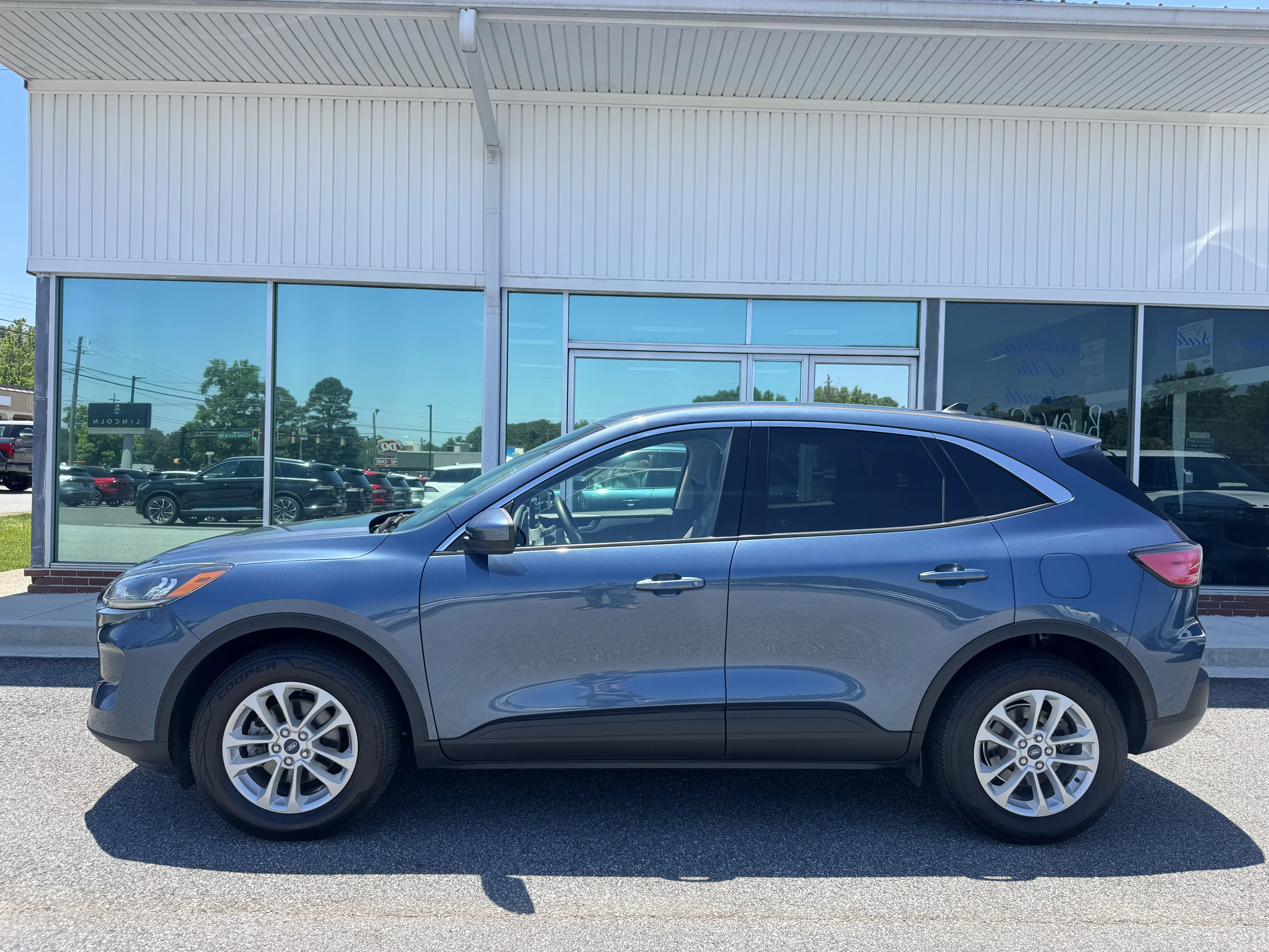 Used 2020 Blue Metallic Ford SE image 1