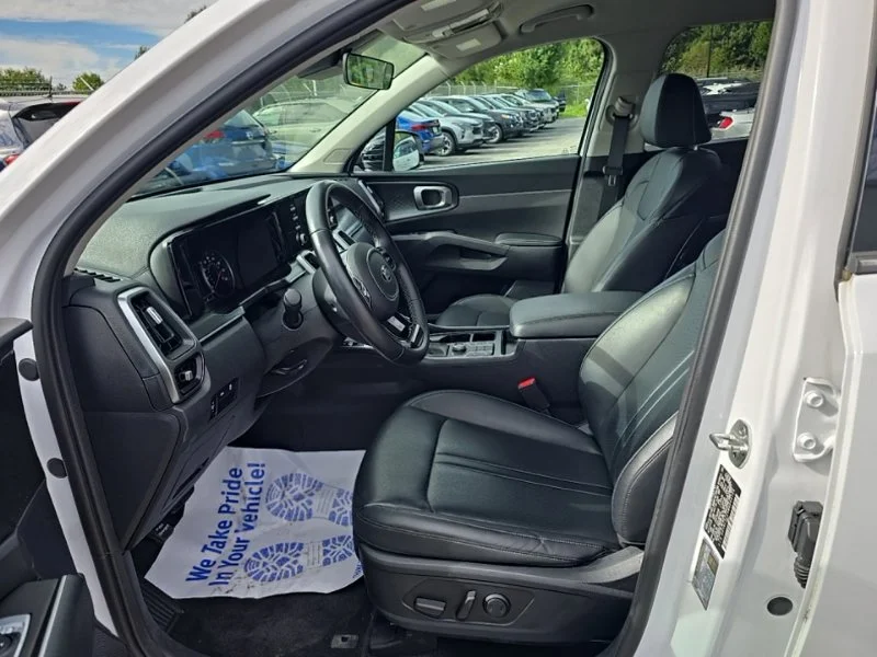 Used 2021 White Kia S image 24