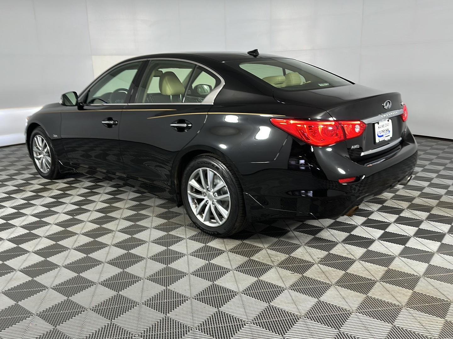 Used 2017 Black Obsidian INFINITI 2.0t Premium image 5