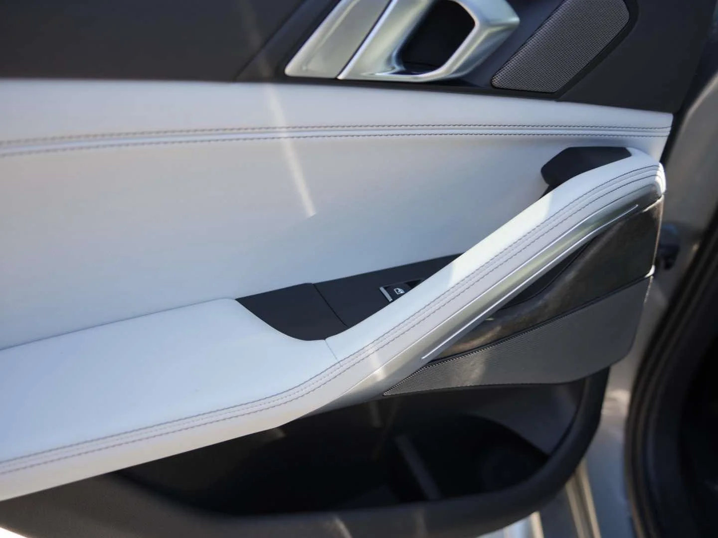 New 2027 Skyscraper Grey Metallic BMW xDrive40i image 9
