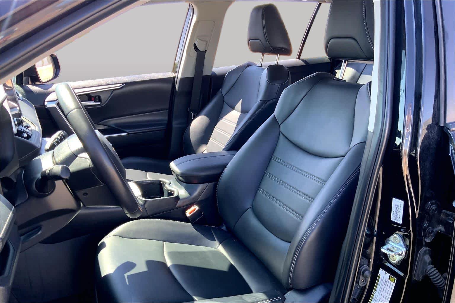 Used 2025 Midnight Black Metallic Toyota XLE Premium image 9