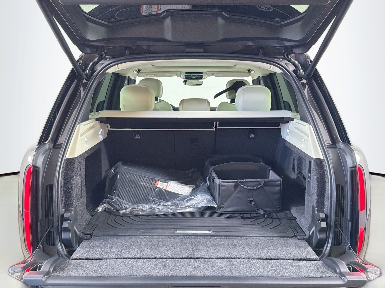 New 2026 Charente Grey LAND ROVER SE image 28