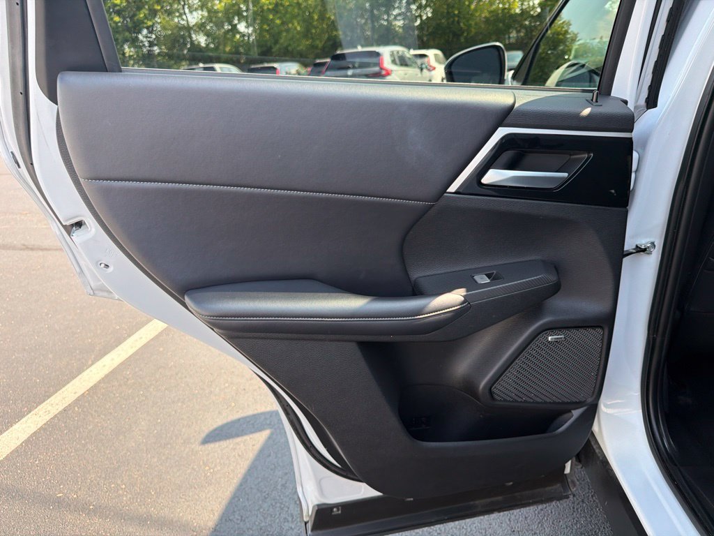 Used 2025  Mitsubishi SE image 19