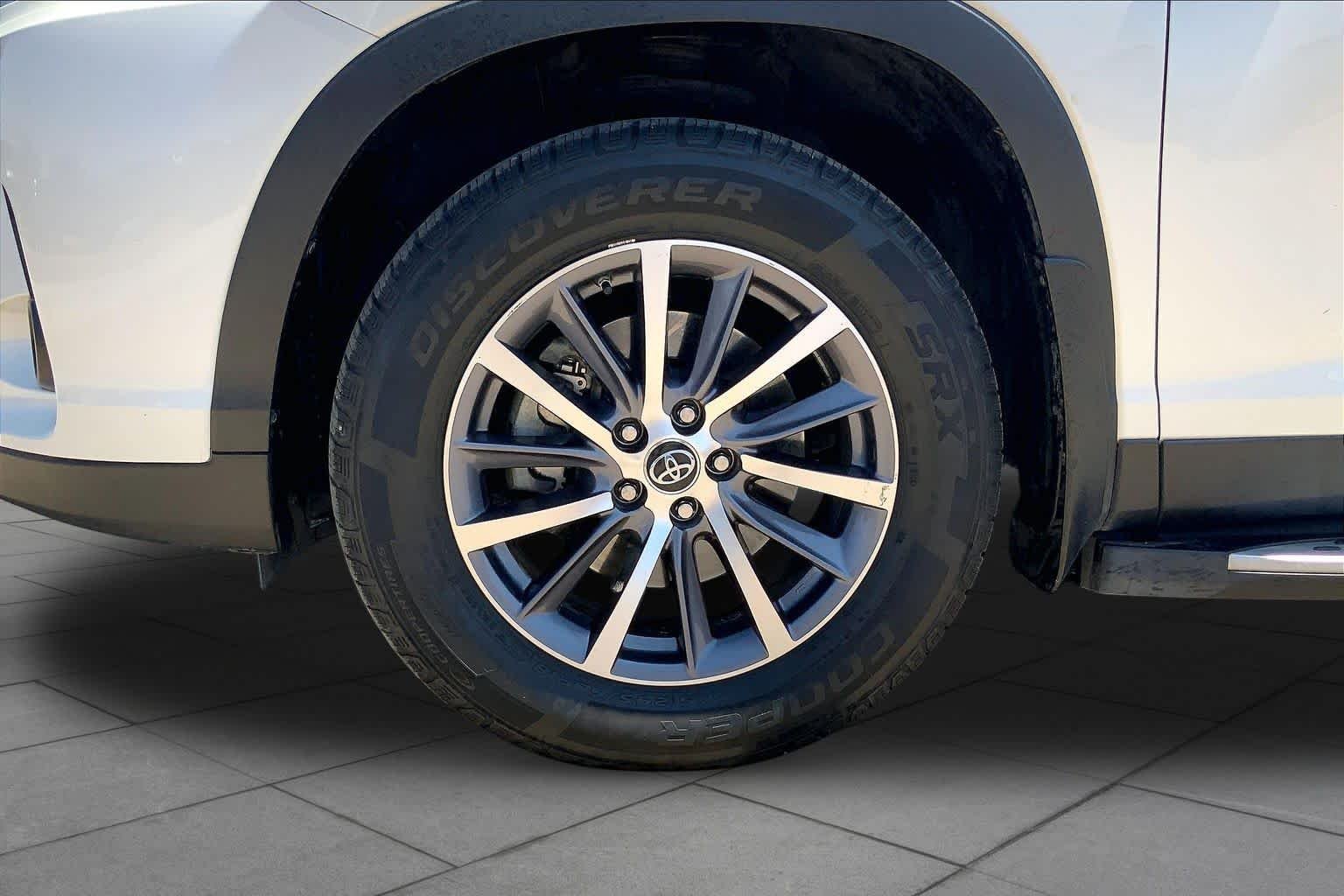 Used 2019 Blizzard Pearl Toyota XLE image 10