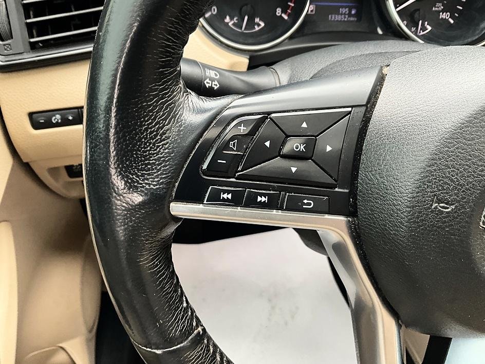 Used 2018 Green Nissan SL image 30