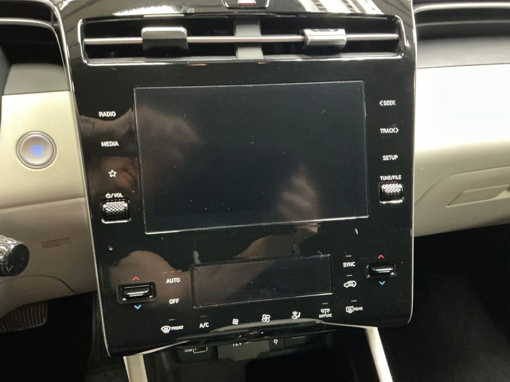 Used 2024 White Hyundai SEL image 19