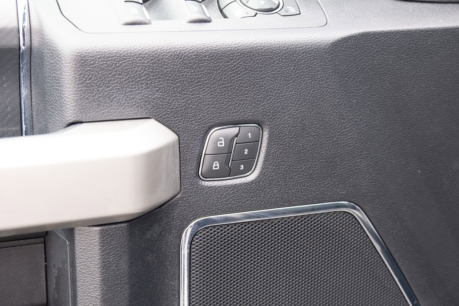 Used 2018  Ford Lariat image 10