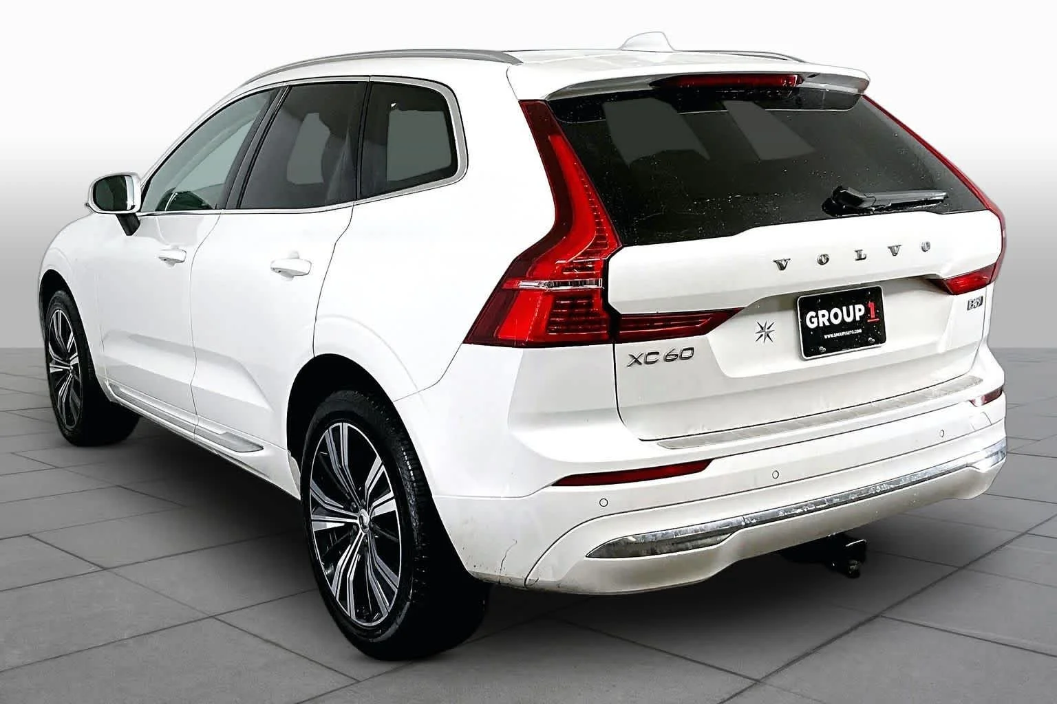 Used 2022 Crystal White Metallic Volvo Inscription image 12