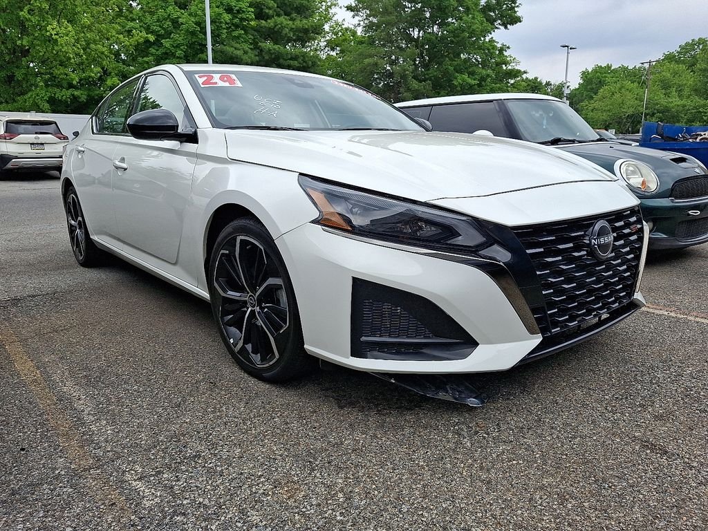 Used 2024 White Nissan 2.5 SR image 1