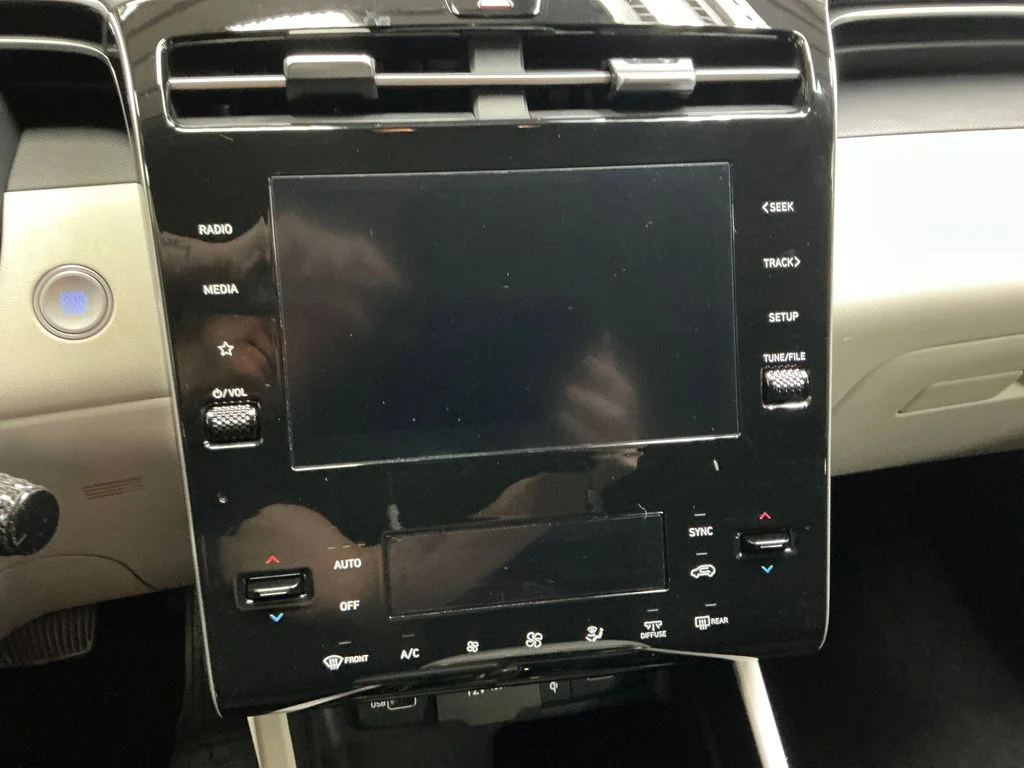 Used 2024 White Hyundai SEL image 19