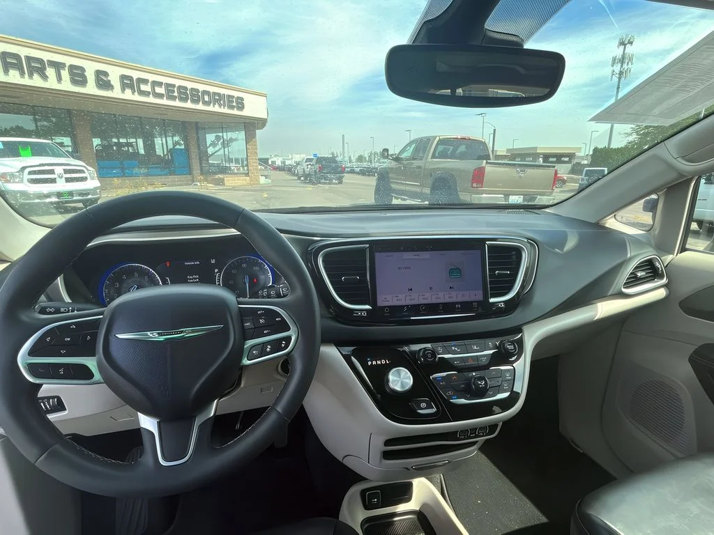 2023 Chrysler Pacifica Touring L - Photo 21