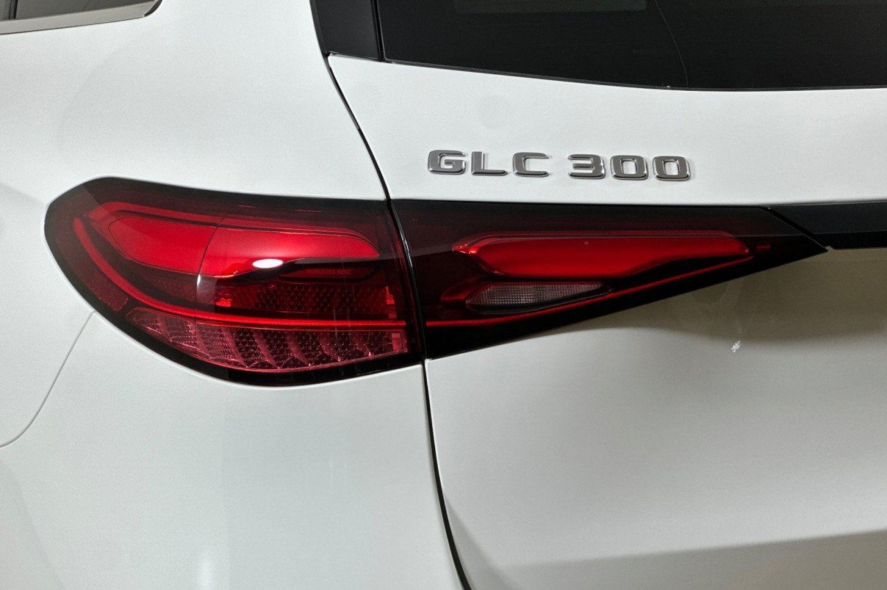Certified Used 2025 Polar White Mercedes-Benz GLC 300 image 26