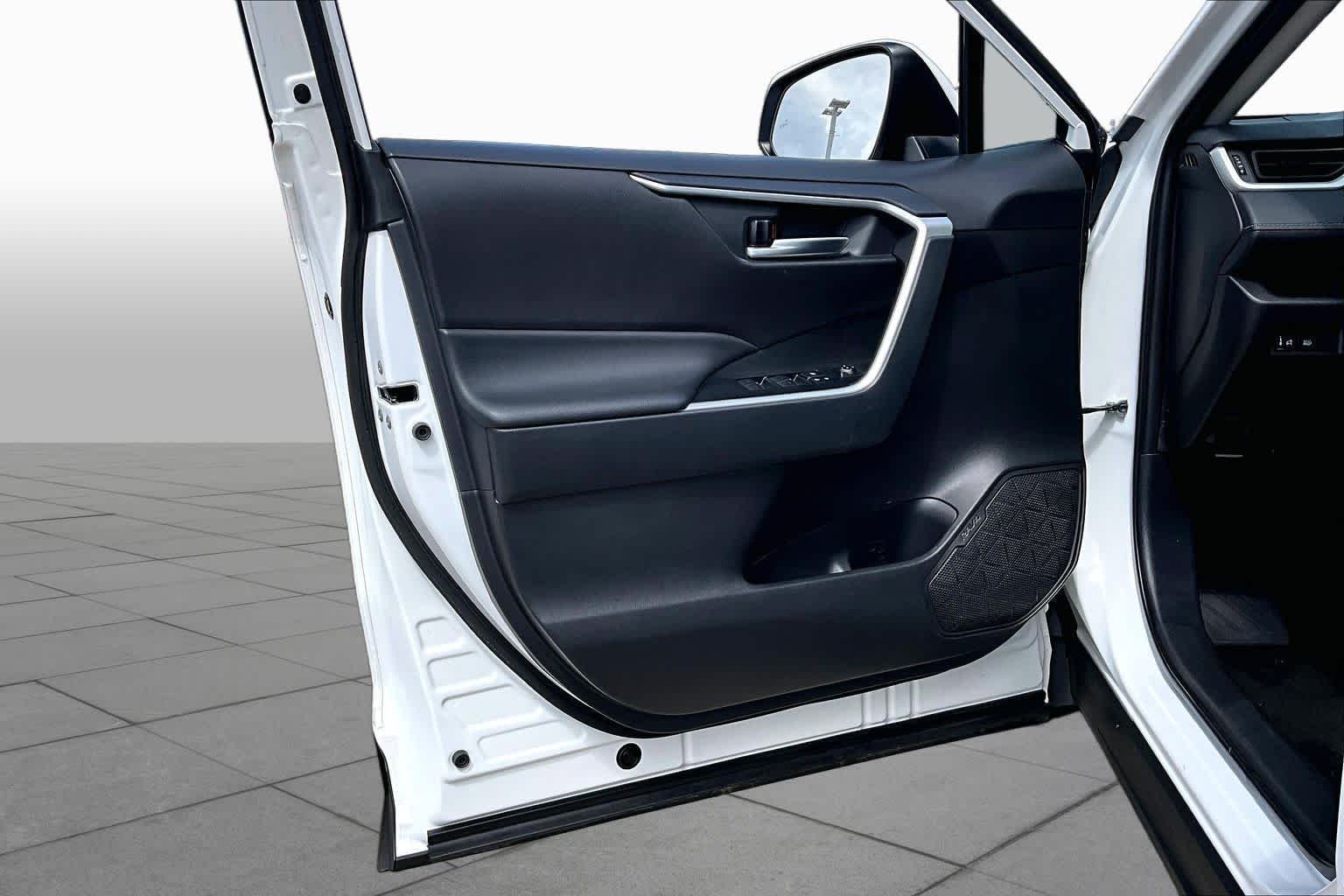Used 2025 Ice Cap Toyota XLE image 22