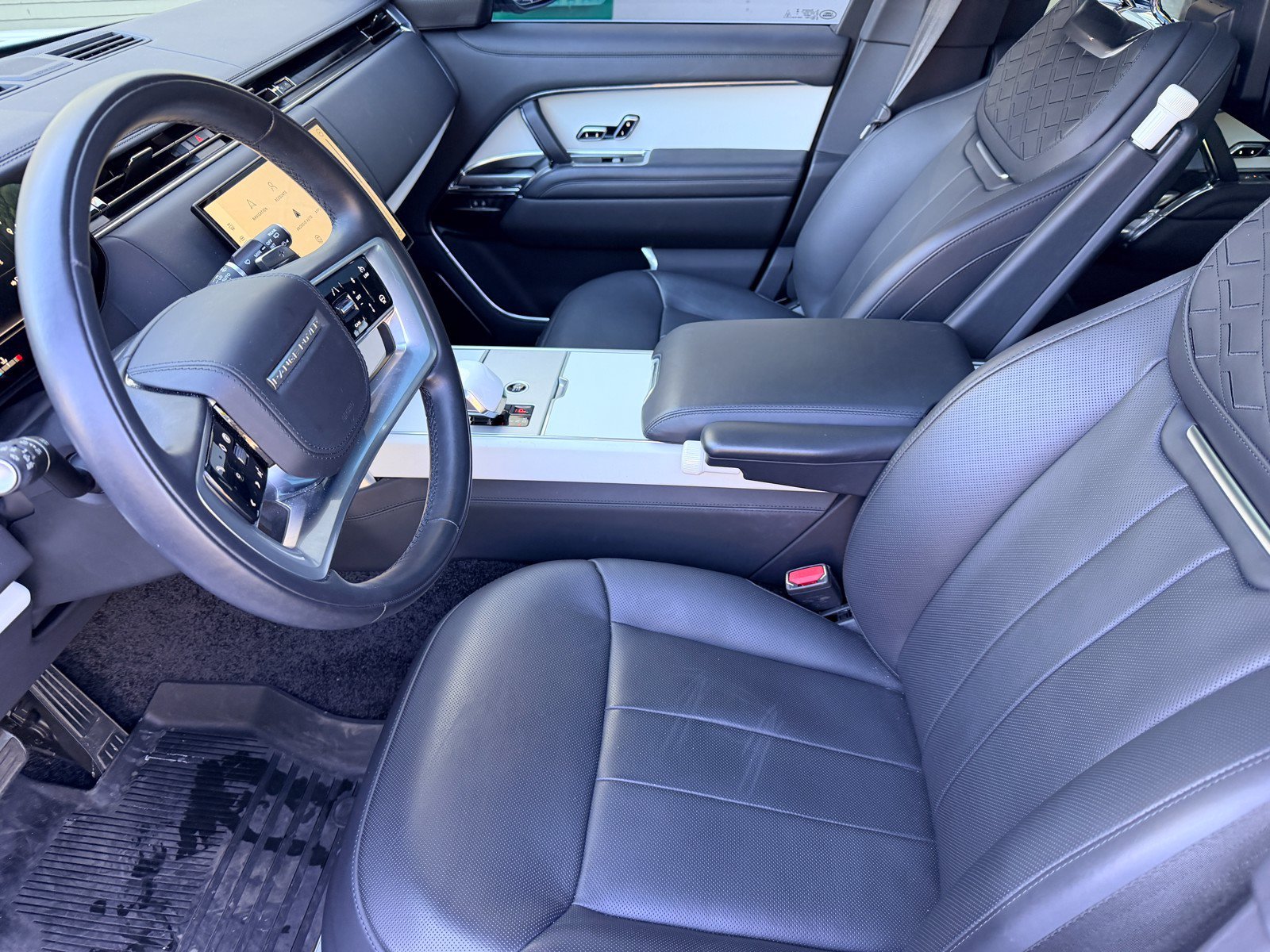 Used 2024 White Land Rover SV image 19