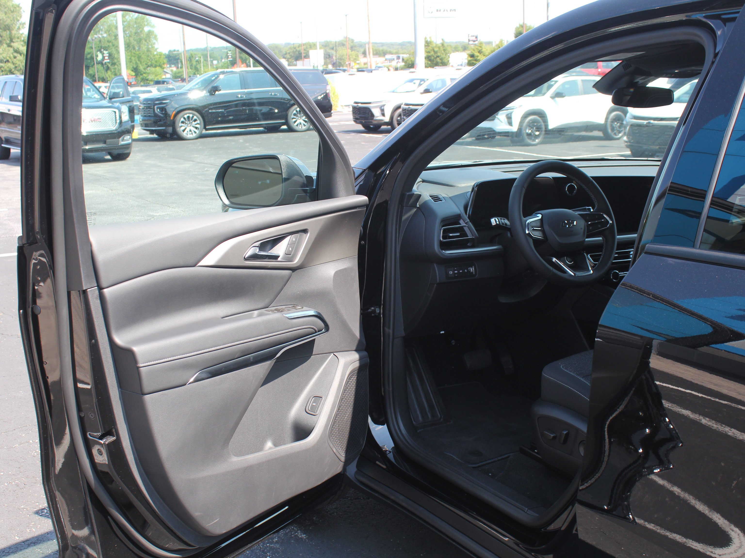 2027 Chevrolet Traverse LT - Photo 8