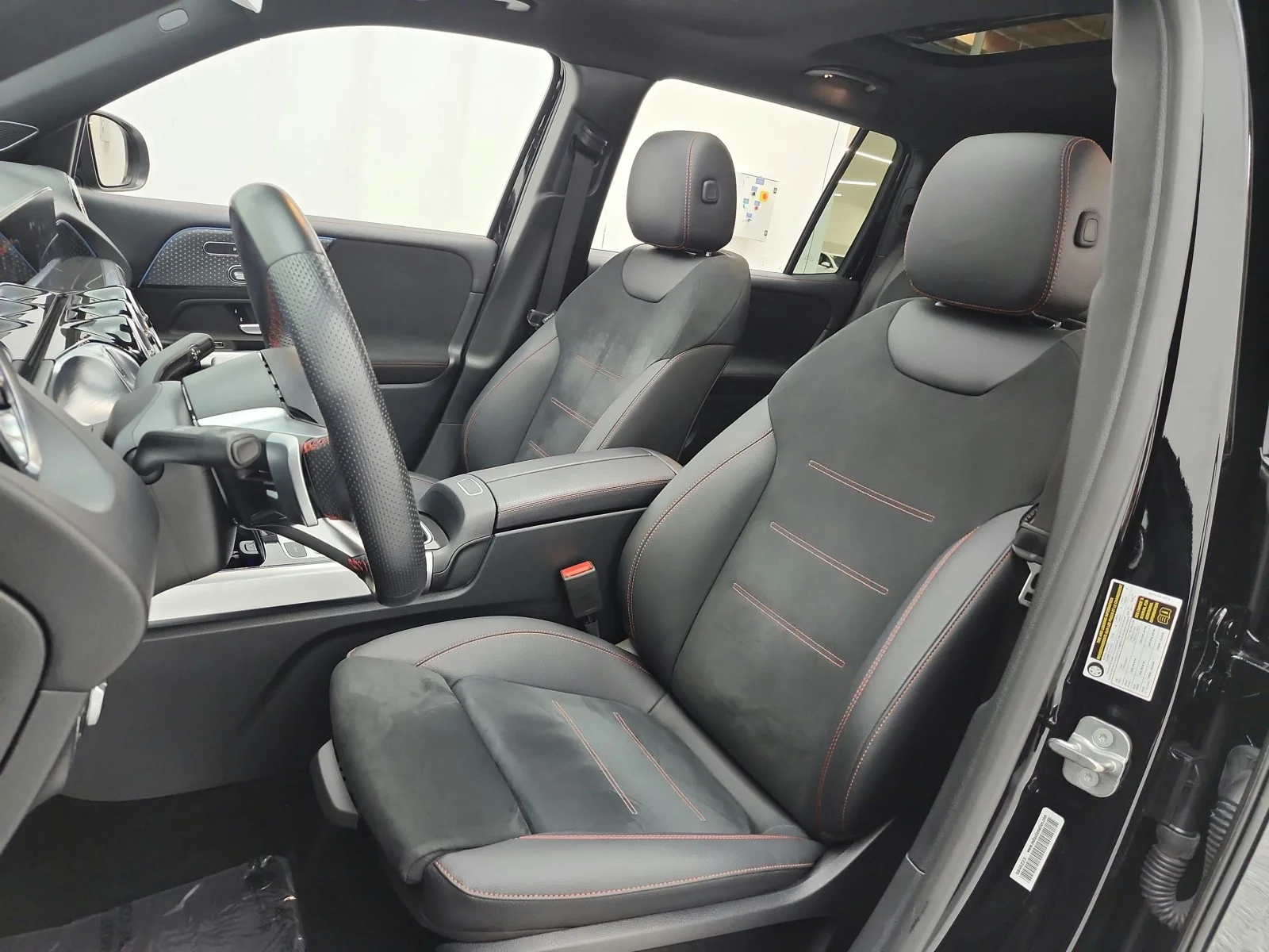Used 2024 Night Black Mercedes-Benz GLB 250 SUV image 10